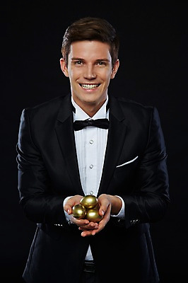 포토 JPG 스튜디오촬영 서양인 외국인 해외기획촬영 2012년태국 남자 비즈니스 검은배경 실내 한명 웃음 들기 사람 정장 턱시도 상반신 20대 성인 앞모습 금융 경제 계란 알 고급 황금알 연미복 청년만 청년남자만 청년남자한명만 성인남자한명만 국내포토 1 옷 뷰포인트 백그라운드 컨셉 모션 표정 인종 청년 내부 검은색 남자만 남자한명만 성인남자만 성인만 파일형식