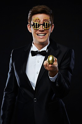 포토 JPG 스튜디오촬영 서양인 외국인 해외기획촬영 2012년태국 남자 안경 비즈니스 검은배경 실내 한명 웃음 들기 사람 정장 턱시도 상반신 20대 성인 앞모습 금융 경제 달러 계란 알 화폐기호 고급 황금알 연미복 청년만 청년남자만 청년남자한명만 성인남자한명만 국내포토 1 기호 잡화 옷 뷰포인트 백그라운드 컨셉 돈 모션 표정 인종 청년 내부 검은색 화폐 남자만 남자한명만 성인남자만 성인만 파일형식