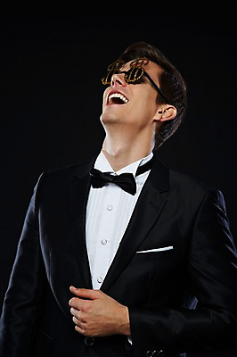 포토 JPG 스튜디오촬영 서양인 외국인 해외기획촬영 2012년태국 남자 안경 비즈니스 검은배경 실내 한명 웃음 사람 정장 턱시도 상반신 20대 성인 앞모습 금융 경제 달러 화폐기호 고급 연미복 청년만 청년남자만 청년남자한명만 성인남자한명만 국내포토 1 기호 잡화 옷 뷰포인트 백그라운드 컨셉 돈 표정 인종 청년 내부 검은색 화폐 남자만 남자한명만 성인남자만 성인만 파일형식