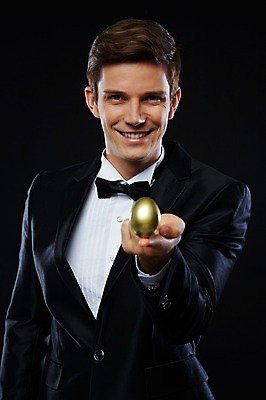 포토 JPG 스튜디오촬영 서양인 외국인 해외기획촬영 2012년태국 남자 비즈니스 검은배경 실내 한명 웃음 들기 사람 정장 턱시도 상반신 20대 성인 앞모습 금융 경제 계란 알 고급 황금알 연미복 청년만 청년남자만 청년남자한명만 성인남자한명만 국내포토 1 옷 뷰포인트 백그라운드 컨셉 모션 표정 인종 청년 내부 검은색 남자만 남자한명만 성인남자만 성인만 파일형식