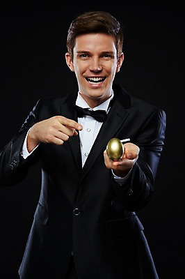 포토 JPG 스튜디오촬영 서양인 외국인 해외기획촬영 2012년태국 남자 비즈니스 검은배경 실내 한명 웃음 들기 사람 정장 턱시도 상반신 20대 성인 앞모습 금융 경제 계란 알 가리킴 고급 황금알 연미복 청년만 청년남자만 청년남자한명만 성인남자한명만 국내포토 1 옷 뷰포인트 백그라운드 컨셉 모션 표정 인종 손짓 청년 내부 검은색 남자만 남자한명만 성인남자만 성인만 파일형식