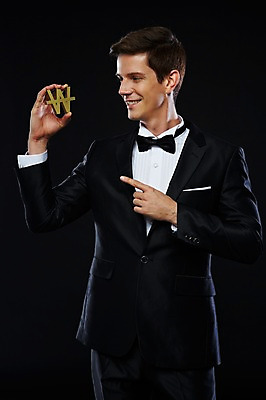 포토 JPG 스튜디오촬영 서양인 외국인 해외기획촬영 응시 2012년태국 남자 비즈니스 검은배경 실내 한명 웃음 들기 사람 정장 턱시도 상반신 20대 성인 앞모습 금융 경제 가리킴 원화 화폐기호 고급 연미복 청년만 청년남자만 청년남자한명만 성인남자한명만 국내포토 1 기호 시선 옷 뷰포인트 백그라운드 컨셉 돈 모션 표정 인종 손짓 청년 내부 검은색 화폐 남자만 남자한명만 성인남자만 성인만 파일형식