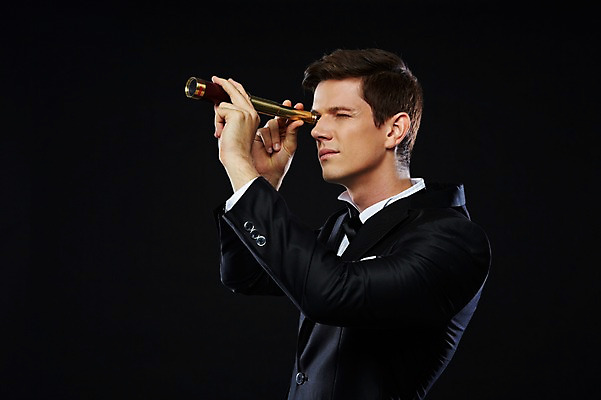 포토 JPG 스튜디오촬영 서양인 외국인 해외기획촬영 응시 2012년태국 남자 검은배경 실내 한명 들기 사람 정장 턱시도 상반신 20대 성인 옆모습 망원경 일안경 관찰 고급 연미복 청년만 청년남자만 청년남자한명만 성인남자한명만 국내포토 1 시선 옷 뷰포인트 백그라운드 컨셉 모션 인종 청년 내부 검은색 남자만 남자한명만 성인남자만 성인만 파일형식