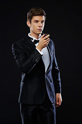 포토 JPG 스튜디오촬영 서양인 외국인 해외기획촬영 2012년태국 남자 검은배경 흡연 담배 실내 한명 서기 들기 사람 정장 턱시도 상반신 20대 성인 앞모습 고급 연미복 담뱃대 청년만 청년남자만 청년남자한명만 성인남자한명만 국내포토 1 옷 뷰포인트 백그라운드 컨셉 모션 인종 청년 내부 검은색 남자만 남자한명만 성인남자만 성인만 파일형식