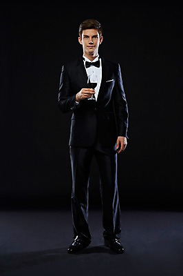 포토 JPG 스튜디오촬영 전신 서양인 외국인 해외기획촬영 2012년태국 남자 와인잔 검은배경 잔 실내 한명 서기 들기 사람 정장 턱시도 20대 성인 앞모습 컵 와인 고급 음주 연미복 청년만 청년남자만 청년남자한명만 성인남자한명만 국내포토 1 식기 옷 뷰포인트 백그라운드 컨셉 술잔 모션 주류 인종 청년 내부 검은색 남자만 남자한명만 성인남자만 성인만 파일형식