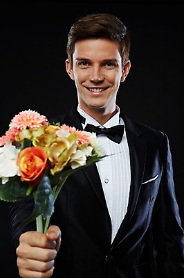 포토 JPG 스튜디오촬영 서양인 외국인 식물 해외기획촬영 2012년태국 남자 꽃 꽃다발 프로포즈 검은배경 실내 한명 웃음 들기 사람 정장 턱시도 상반신 20대 성인 앞모습 아웃포커스 고급 연미복 청년만 청년남자만 청년남자한명만 성인남자한명만 국내포토 1 옷 뷰포인트 백그라운드 컨셉 모션 촬영기법 표정 인종 청년 내부 검은색 남자만 남자한명만 성인남자만 성인만 파일형식