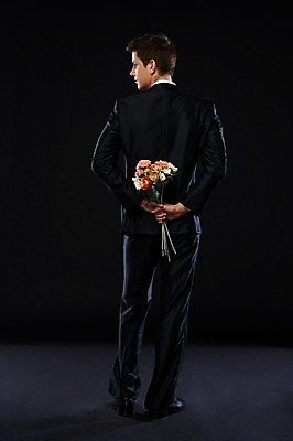 포토 JPG 스튜디오촬영 전신 서양인 외국인 식물 해외기획촬영 2012년태국 남자 꽃 꽃다발 프로포즈 검은배경 실내 한명 서기 들기 사람 정장 턱시도 20대 성인 뒷모습 고급 연미복 신사_일본건축 청년만 청년남자만 청년남자한명만 성인남자한명만 국내포토 1 옷 뷰포인트 백그라운드 컨셉 모션 인종 청년 내부 검은색 일본건축 남자만 남자한명만 성인남자만 성인만 파일형식