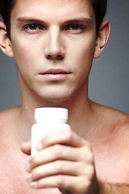 포토 JPG 스튜디오촬영 서양인 외국인 해외기획촬영 2012년태국 남자 모션 회색배경 상의탈의 실내 한명 들기 사람 상반신 20대 성인 앞모습 아웃포커스 약 섹시 약병 청년만 청년남자만 청년남자한명만 성인남자한명만 국내포토 1 뷰포인트 백그라운드 컨셉 의학 탈의 촬영기법 인종 청년 내부 회색 병_담는 남자만 남자한명만 성인남자만 성인만 파일형식