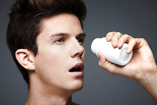 포토 JPG 스튜디오촬영 서양인 외국인 해외기획촬영 2012년태국 남자 모션 회색배경 실내 입벌림 한명 들기 사람 상반신 20대 성인 옆모습 약 섹시 약병 먹기 청년만 청년남자만 청년남자한명만 성인남자한명만 국내포토 1 뷰포인트 백그라운드 컨셉 의학 표정 인종 청년 내부 회색 병_담는 남자만 남자한명만 성인남자만 성인만 파일형식