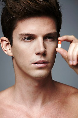 포토 JPG 스튜디오촬영 서양인 외국인 해외기획촬영 응시 2012년태국 남자 모션 회색배경 상의탈의 실내 한명 들기 사람 상반신 20대 성인 앞모습 알약 약 섹시 청년만 청년남자만 청년남자한명만 성인남자한명만 국내포토 1 시선 뷰포인트 백그라운드 컨셉 의학 탈의 인종 청년 내부 회색 남자만 남자한명만 성인남자만 성인만 파일형식