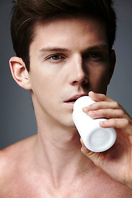 포토 JPG 스튜디오촬영 서양인 외국인 해외기획촬영 2012년태국 남자 모션 회색배경 상의탈의 실내 한명 들기 사람 상반신 20대 성인 앞모습 약 섹시 약병 먹기 청년만 청년남자만 청년남자한명만 성인남자한명만 국내포토 1 뷰포인트 백그라운드 컨셉 의학 탈의 인종 청년 내부 회색 병_담는 남자만 남자한명만 성인남자만 성인만 파일형식