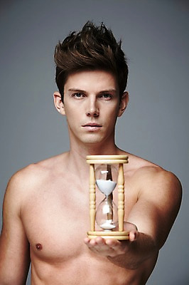 포토 JPG 스튜디오촬영 서양인 외국인 해외기획촬영 2012년태국 남자 시계 모션 회색배경 상의탈의 실내 한명 들기 사람 상반신 20대 성인 앞모습 섹시 시간 모래시계 청년만 청년남자만 청년남자한명만 성인남자한명만 국내포토 1 모래 뷰포인트 백그라운드 컨셉 탈의 인종 청년 내부 회색 남자만 남자한명만 성인남자만 성인만 파일형식