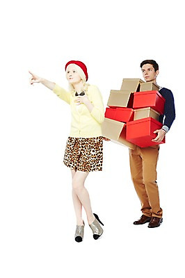 포토 JPG 스튜디오촬영 전신 서양인 외국인 백인 해외기획촬영 모자 커플 응시 2012년태국 여자 패션 남자 커플라이프 실내 선물 서기 들기 누끼 사람 손짓 이벤트 20대 성인 두명 앞모습 캐주얼 선물상자 쇼핑 상자 가리킴 청년만 성인만 국내포토 라이프스타일 시선 잡화 옷 뷰포인트 관계 모션 인종 청년 내부 파일형식