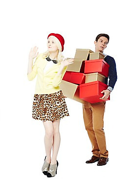 포토 JPG 스튜디오촬영 전신 서양인 외국인 백인 해외기획촬영 모자 커플 2012년태국 여자 패션 남자 커플라이프 실내 선물 서기 들기 누끼 사람 손짓 이벤트 20대 성인 두명 앞모습 캐주얼 선물상자 쇼핑 상자 놀람 청년만 성인만 국내포토 라이프스타일 잡화 옷 감정 뷰포인트 관계 모션 표정 인종 청년 내부 파일형식