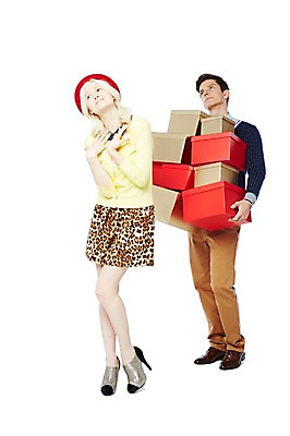 포토 JPG 스튜디오촬영 전신 서양인 외국인 백인 해외기획촬영 모자 커플 2012년태국 여자 패션 남자 커플라이프 실내 선물 서기 들기 누끼 사람 이벤트 20대 성인 두명 앞모습 캐주얼 선물상자 쇼핑 상자 청년만 성인만 국내포토 라이프스타일 잡화 옷 뷰포인트 관계 모션 인종 청년 내부 파일형식