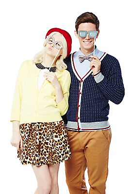 포토 JPG 스튜디오촬영 서양인 외국인 백인 해외기획촬영 모자 커플 2012년태국 여자 패션 남자 안경 커플라이프 모션 실내 서기 웃음 들기 누끼 사람 20대 성인 두명 앞모습 캐주얼 페이퍼플레이 청년만 성인만 국내포토 라이프스타일 잡화 옷 뷰포인트 관계 표정 인종 청년 내부 파일형식