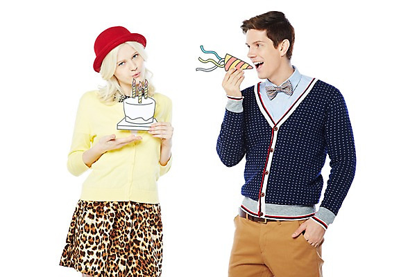 포토 JPG 스튜디오촬영 서양인 외국인 백인 해외기획촬영 모자 커플 2012년태국 여자 패션 남자 커플라이프 초 촛불 폭죽 실내 서기 웃음 들기 누끼 사람 이벤트 상반신 20대 성인 두명 앞모습 캐주얼 파티 케이크 축하 생일파티 생일 페이퍼플레이 청년만 성인만 국내포토 라이프스타일 잡화 옷 기념일 뷰포인트 컨셉 관계 모션 디저트 표정 인종 청년 내부 파일형식