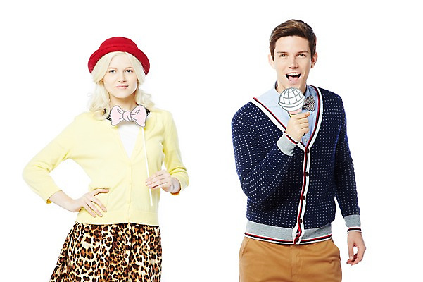 포토 JPG 스튜디오촬영 서양인 외국인 백인 해외기획촬영 모자 커플 2012년태국 여자 패션 남자 리본 커플라이프 노래 실내 웃음 들기 누끼 사람 이벤트 상반신 20대 성인 두명 앞모습 캐주얼 파티 마이크 페이퍼플레이 청년만 성인만 국내포토 라이프스타일 잡화 옷 음악 뷰포인트 음향기기 관계 모션 표정 인종 청년 내부 파일형식