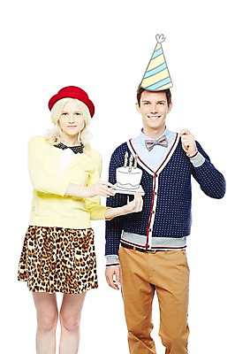 포토 JPG 스튜디오촬영 서양인 외국인 백인 해외기획촬영 모자 커플 2012년태국 여자 패션 남자 커플라이프 초 촛불 실내 서기 웃음 들기 누끼 사람 이벤트 20대 성인 두명 앞모습 캐주얼 파티 케이크 고깔모자 생일파티 생일 페이퍼플레이 청년만 성인만 국내포토 모자_잡화 라이프스타일 잡화 옷 기념일 뷰포인트 관계 모션 디저트 표정 인종 청년 내부 파일형식