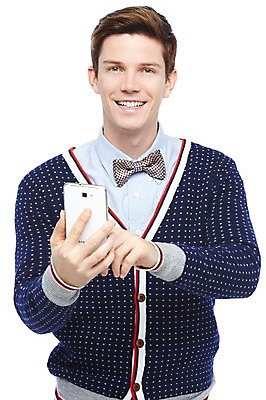 포토 JPG 스튜디오촬영 서양인 외국인 해외기획촬영 2012년태국 남자 모션 나비넥타이 실내 한명 웃음 들기 누끼 사람 상반신 20대 성인 앞모습 캐주얼 스마트폰 핸드폰 터치 웹서핑 통화 청년만 청년남자만 청년남자한명만 성인남자한명만 국내포토 1 옷 뷰포인트 넥타이 표정 인종 청년 내부 전자제품 스마트기기 남자만 남자한명만 성인남자만 성인만 파일형식