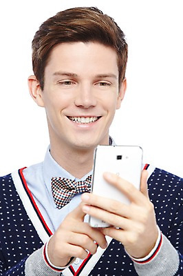 포토 JPG 스튜디오촬영 서양인 외국인 해외기획촬영 응시 2012년태국 남자 모션 나비넥타이 실내 한명 웃음 들기 누끼 사람 상반신 20대 성인 앞모습 아웃포커스 캐주얼 스마트폰 핸드폰 터치 웹서핑 통화 청년만 청년남자만 청년남자한명만 성인남자한명만 국내포토 1 시선 옷 뷰포인트 넥타이 촬영기법 표정 인종 청년 내부 전자제품 스마트기기 남자만 남자한명만 성인남자만 성인만 파일형식