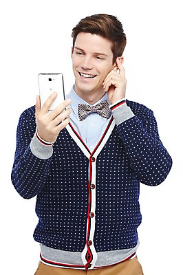 포토 JPG 스튜디오촬영 서양인 외국인 해외기획촬영 응시 2012년태국 남자 모션 나비넥타이 실내 한명 웃음 들기 누끼 사람 상반신 20대 성인 앞모습 캐주얼 스마트폰 핸드폰 웹서핑 통화 청년만 청년남자만 청년남자한명만 성인남자한명만 국내포토 1 시선 옷 뷰포인트 넥타이 표정 인종 청년 내부 전자제품 스마트기기 남자만 남자한명만 성인남자만 성인만 파일형식