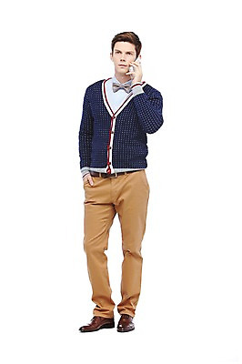 포토 JPG 스튜디오촬영 전신 서양인 외국인 해외기획촬영 2012년태국 남자 나비넥타이 실내 한명 서기 들기 누끼 사람 20대 성인 앞모습 캐주얼 스마트폰 통화 청년만 청년남자만 청년남자한명만 성인남자한명만 국내포토 1 옷 뷰포인트 모션 넥타이 인종 청년 내부 핸드폰 스마트기기 남자만 남자한명만 성인남자만 성인만 파일형식