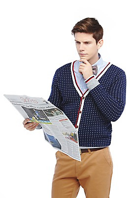 포토 JPG 스튜디오촬영 서양인 외국인 해외기획촬영 응시 2012년태국 남자 나비넥타이 실내 한명 서기 들기 누끼 사람 상반신 20대 성인 앞모습 캐주얼 신문 뉴스 신문읽기 읽기 청년만 청년남자만 청년남자한명만 성인남자한명만 국내포토 1 시선 옷 뷰포인트 모션 넥타이 인종 청년 내부 간행물 남자만 남자한명만 성인남자만 성인만 파일형식