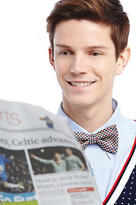 포토 JPG 스튜디오촬영 서양인 외국인 해외기획촬영 응시 2012년태국 남자 나비넥타이 실내 한명 웃음 사람 상반신 20대 성인 앞모습 아웃포커스 캐주얼 신문 뉴스 신문읽기 읽기 청년만 청년남자만 청년남자한명만 성인남자한명만 국내포토 1 시선 옷 뷰포인트 모션 넥타이 촬영기법 표정 인종 청년 내부 간행물 남자만 남자한명만 성인남자만 성인만 파일형식