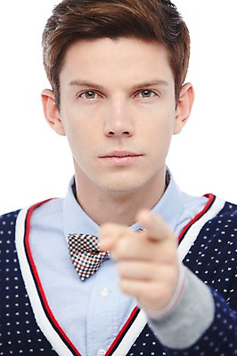 포토 JPG 스튜디오촬영 서양인 외국인 해외기획촬영 2012년태국 남자 모션 나비넥타이 실내 한명 사람 손짓 상반신 20대 성인 앞모습 아웃포커스 캐주얼 가리킴 삿대질 청년만 청년남자만 청년남자한명만 성인남자한명만 국내포토 1 옷 뷰포인트 넥타이 촬영기법 인종 청년 내부 남자만 남자한명만 성인남자만 성인만 파일형식