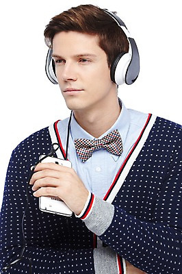 포토 JPG 스튜디오촬영 서양인 외국인 해외기획촬영 2012년태국 남자 음악 나비넥타이 실내 한명 들기 누끼 사람 상반신 20대 성인 앞모습 캐주얼 스마트폰 헤드폰 헤드셋 음악감상 청년만 청년남자만 청년남자한명만 성인남자한명만 국내포토 1 옷 뷰포인트 음향기기 모션 넥타이 문화예술 인종 청년 내부 핸드폰 스마트기기 감상 남자만 남자한명만 성인남자만 성인만 파일형식