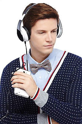 포토 JPG 스튜디오촬영 서양인 외국인 해외기획촬영 2012년태국 남자 음악 나비넥타이 실내 한명 들기 누끼 사람 상반신 20대 성인 앞모습 캐주얼 스마트폰 헤드폰 헤드셋 음악감상 청년만 청년남자만 청년남자한명만 성인남자한명만 국내포토 1 옷 뷰포인트 음향기기 모션 넥타이 문화예술 인종 청년 내부 핸드폰 스마트기기 감상 남자만 남자한명만 성인남자만 성인만 파일형식