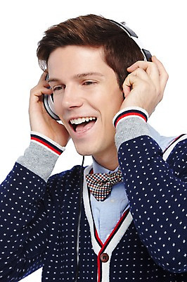 포토 JPG 스튜디오촬영 서양인 외국인 해외기획촬영 2012년태국 남자 음악 나비넥타이 실내 한명 웃음 누끼 사람 상반신 20대 성인 캐주얼 헤드폰 헤드셋 음악감상 청년만 청년남자만 청년남자한명만 성인남자한명만 국내포토 1 옷 음향기기 넥타이 문화예술 표정 인종 청년 내부 감상 남자만 남자한명만 성인남자만 성인만 파일형식