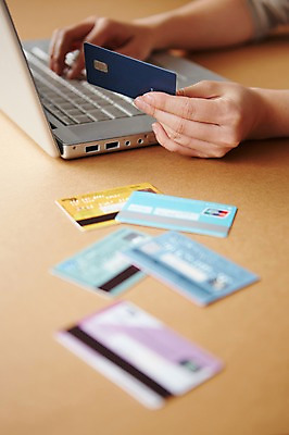 포토 JPG 스튜디오촬영 손 여자 백그라운드 컨셉 비즈니스 모바일 실내 한명 들기 사람 아웃포커스 신체부위 금융 경제 노트북 쇼핑 컴퓨터 신용카드 스마트 오브젝트 결제 온라인쇼핑 모바일쇼핑 인터넷결제 국내포토 1 모션 촬영기법 내부 전자제품 온라인 파일형식