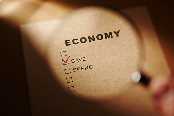 포토 JPG 주간 손 종이 백그라운드 컨셉 비즈니스 돋보기 실내 한명 들기 근접촬영 아웃포커스 신체부위 금융 경제 저축 확대 스마트 오브젝트 국내포토 자연요소 1 뷰포인트 모션 촬영기법 사람 내부 파일형식