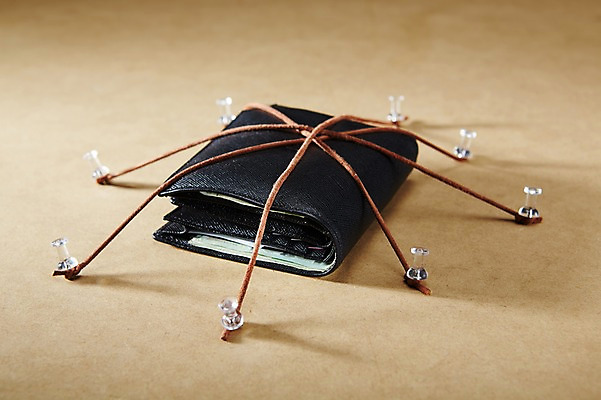 포토 JPG 스튜디오촬영 백그라운드 컨셉 지폐 돈 비즈니스 실내 사람없음 아웃포커스 금융 경제 끈 지갑 압정 묶기 스마트 오브젝트 국내포토 모션 촬영기법 내부 사무용품 재산 파일형식