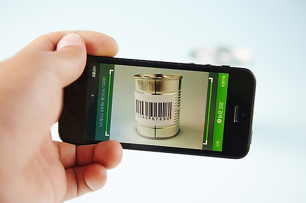 포토 JPG 스튜디오촬영 손 백그라운드 컨셉 비즈니스 한손 실내 한명 들기 아웃포커스 신체부위 금융 경제 스마트폰 코드 암호 스마트 오브젝트 검색 바코드 국내포토 1 모션 촬영기법 사람 내부 핸드폰 스마트기기 파일형식