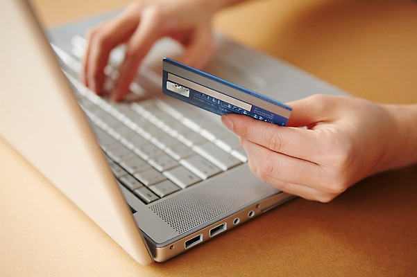 포토 JPG 스튜디오촬영 손 백그라운드 컨셉 비즈니스 모바일 실내 한명 들기 아웃포커스 신체부위 금융 경제 노트북 쇼핑 신용카드 스마트 오브젝트 결제 온라인쇼핑 모바일쇼핑 인터넷결제 국내포토 1 모션 촬영기법 사람 내부 전자제품 온라인 파일형식