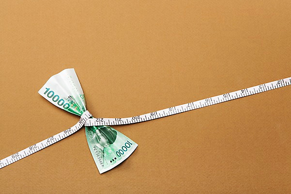 포토 JPG 스튜디오촬영 백그라운드 컨셉 지폐 돈 비즈니스 실내 줄자 사람없음 금융 경제 만원 묶기 스마트 오브젝트 국내포토 모션 자 내부 재산 파일형식