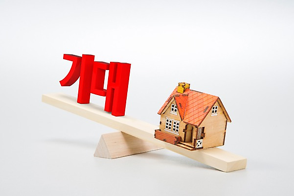 포토 JPG 스튜디오촬영 백그라운드 컨셉 비즈니스 부동산 주택 실내 저울 사람없음 금융 경제 희망 미니어처 무게 스마트 오브젝트 시소 국내포토 감정 내부 건물 모형 재산 놀이기구 파일형식