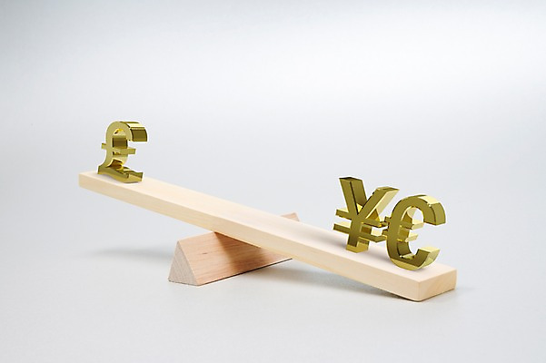 포토 JPG 스튜디오촬영 기호 백그라운드 컨셉 비즈니스 실내 저울 사람없음 금융 경제 유로 화폐기호 엔 무게 스마트 오브젝트 파운드 시소 국내포토 문자 돈 내부 놀이기구 화폐 파일형식