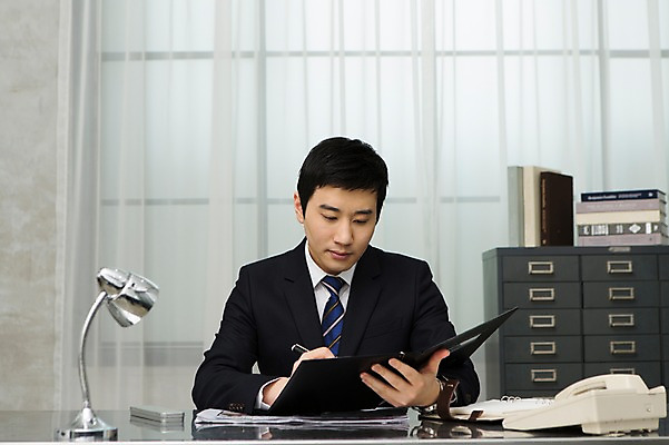 포토 JPG 스튜디오촬영 응시 남자 비즈니스 창문 탁자 넥타이 조명 실내 한명 들기 사람 앉기 정장 상반신 성인 앞모습 30대 비즈니스라이프 펜 한국인 스탠드 업무 커튼 직장인 비즈니스맨 전화기 책상 서랍장 문서 결재 결재판 성인남자한명만 장년만 장년남자만 장년남자한명만 국내포토 직업 1 라이프스타일 시선 잡화 옷 뷰포인트 가구 모션 동양인 내부 장년 필기구 작업 남자만 남자한명만 성인남자만 성인만 파일형식