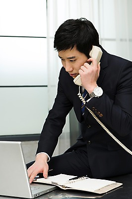 포토 JPG 스튜디오촬영 응시 남자 비즈니스 창문 탁자 넥타이 실내 한명 사람 앉기 정장 상반신 성인 옆모습 30대 비즈니스라이프 노트북 다이어리 기댐 한국인 업무 커튼 직장인 비즈니스맨 전화기 책상 수화기 통화 성인남자한명만 장년만 장년남자만 장년남자한명만 국내포토 직업 1 라이프스타일 시선 잡화 옷 뷰포인트 가구 모션 동양인 내부 장년 전자제품 사무용품 작업 남자만 남자한명만 성인남자만 성인만 파일형식