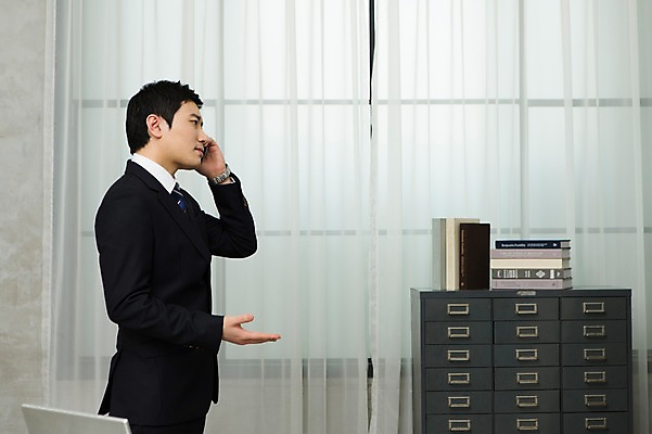 포토 JPG 스튜디오촬영 남자 비즈니스 창문 넥타이 실내 한명 서기 사람 정장 상반신 성인 옆모습 책 30대 비즈니스라이프 노트북 스마트폰 한국인 업무 커튼 직장인 비즈니스맨 서랍장 통화 성인남자한명만 장년만 장년남자만 장년남자한명만 국내포토 직업 1 라이프스타일 잡화 옷 뷰포인트 가구 모션 동양인 내부 장년 전자제품 핸드폰 스마트기기 작업 남자만 남자한명만 성인남자만 성인만 파일형식