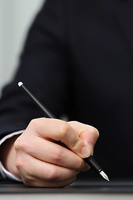 포토 JPG 스튜디오촬영 손 남자 비즈니스 실내 한명 들기 정장 근접촬영 성인 아웃포커스 신체부위 30대 비즈니스라이프 펜 만년필 한국인 직장인 비즈니스맨 문서 결재 장년만 국내포토 직업 1 라이프스타일 옷 뷰포인트 모션 촬영기법 사람 동양인 내부 장년 필기구 성인만 파일형식