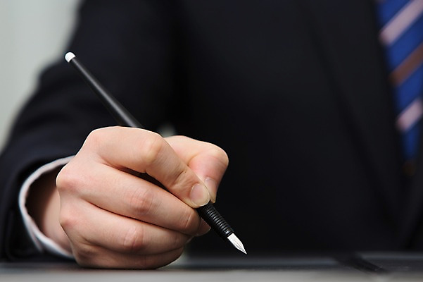 포토 JPG 스튜디오촬영 손 남자 비즈니스 넥타이 실내 한명 들기 정장 근접촬영 성인 아웃포커스 신체부위 30대 비즈니스라이프 펜 만년필 한국인 직장인 비즈니스맨 문서 결재 장년만 국내포토 직업 1 라이프스타일 잡화 옷 뷰포인트 모션 촬영기법 사람 동양인 내부 장년 필기구 성인만 파일형식