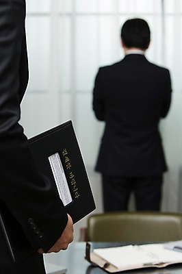 포토 JPG 스튜디오촬영 남자 의자 비즈니스 창문 탁자 실내 들기 사람 동양인 정장 성인 두명 뒷모습 아웃포커스 30대 비즈니스라이프 다이어리 한국인 업무 커튼 직장인 비즈니스맨 책상 문서 결재 결재판 성인남자만 장년만 장년남자만 국내포토 직업 라이프스타일 옷 뷰포인트 가구 모션 촬영기법 인종 내부 장년 사무용품 작업 남자만 성인만 파일형식