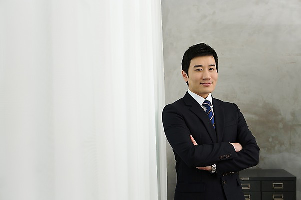 포토 JPG 스튜디오촬영 남자 비즈니스 창문 넥타이 실내 한명 서기 웃음 사람 정장 손짓 상반신 성인 앞모습 30대 비즈니스라이프 팔짱 한국인 커튼 직장인 비즈니스맨 창가 서랍장 성인남자한명만 장년만 장년남자만 장년남자한명만 국내포토 직업 1 라이프스타일 잡화 옷 뷰포인트 가구 모션 표정 동양인 내부 장년 남자만 남자한명만 성인남자만 성인만 파일형식
