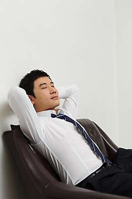 포토 JPG 스튜디오촬영 남자 의자 비즈니스 넥타이 휴식 실내 한명 사람 앉기 정장 상반신 성인 옆모습 30대 비즈니스라이프 소파 눈감음 한국인 잠 직장인 비즈니스맨 성인남자한명만 장년만 장년남자만 장년남자한명만 국내포토 직업 1 라이프스타일 잡화 옷 뷰포인트 가구 컨셉 모션 동양인 내부 장년 남자만 남자한명만 성인남자만 성인만 파일형식