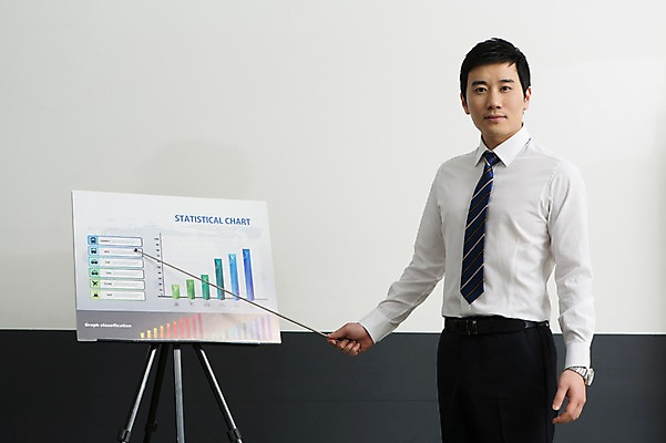 포토 JPG 스튜디오촬영 남자 비즈니스 통계 넥타이 그래프 실내 설명 한명 서기 사람 정장 상반신 성인 앞모습 30대 비즈니스라이프 자료 한국인 가리킴 업무 직장인 비즈니스맨 발표 막대기 프레젠테이션 성인남자한명만 장년만 장년남자만 장년남자한명만 국내포토 직업 1 라이프스타일 잡화 옷 뷰포인트 모션 동양인 손짓 내부 장년 작업 남자만 남자한명만 성인남자만 성인만 파일형식